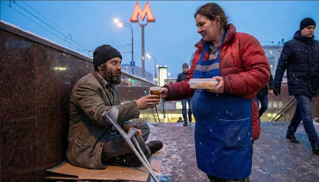 Беременная уборщица полгода кормила нищего у метро, а когда её выгнали на мороз, он мол...