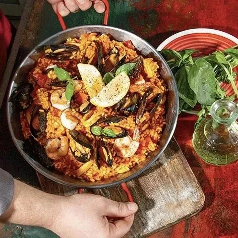 Испанская паэлья: солнце, шафран и море в одной сковороде 🥘🇪🇸

Валенсия подарила миру паэлью. Жёл