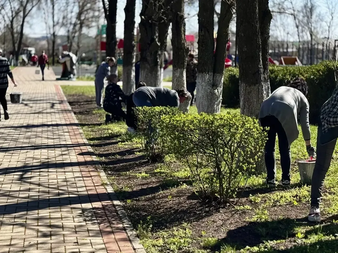 На субботник становись!  Жители всех поселений района активно включились в наведение порядка на улиц