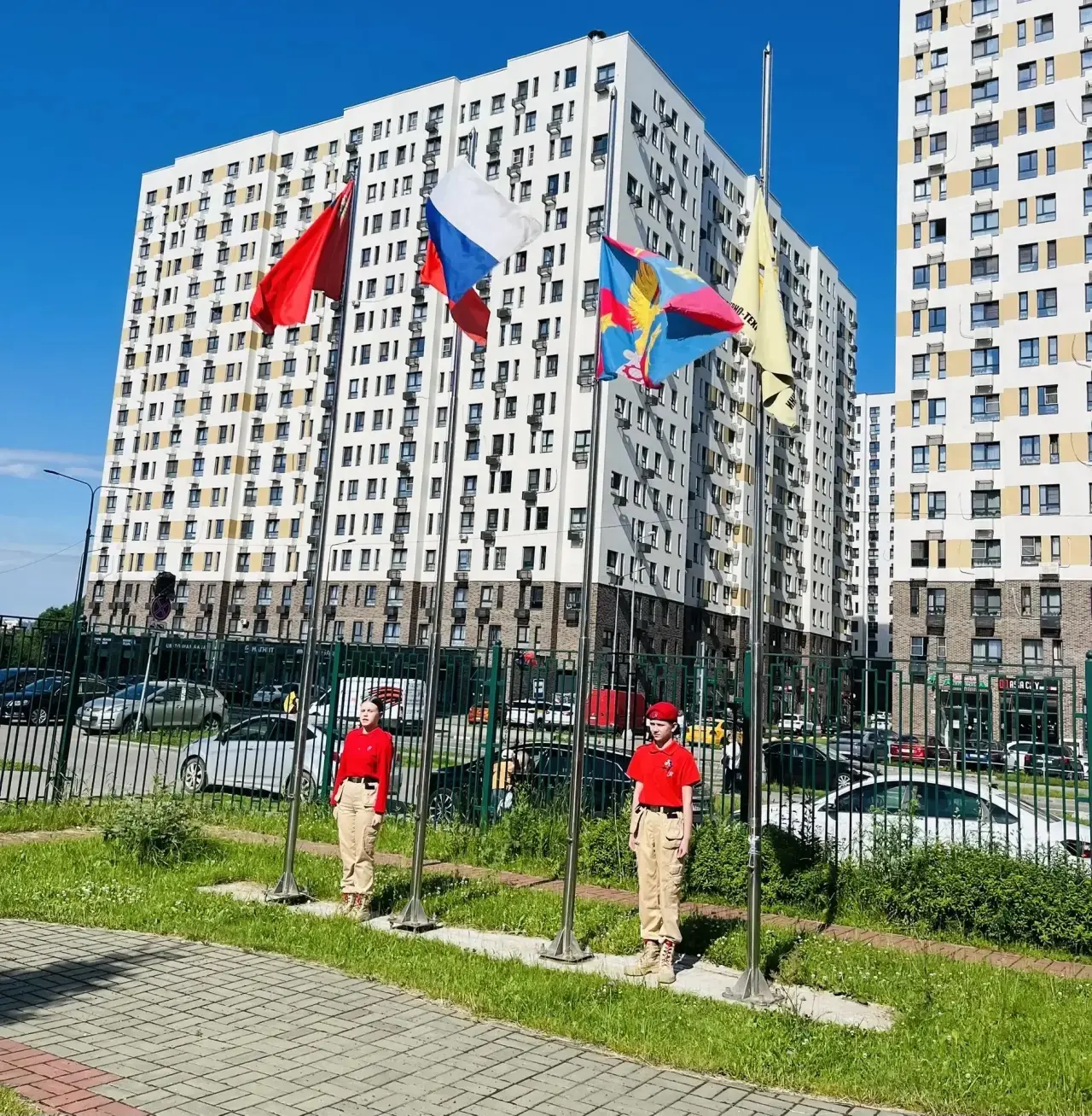 ✨ Новая неделя в лагере началась ярко и насыщенно! ✨

📌Традиционно с утра мы подняли флаги и прослу