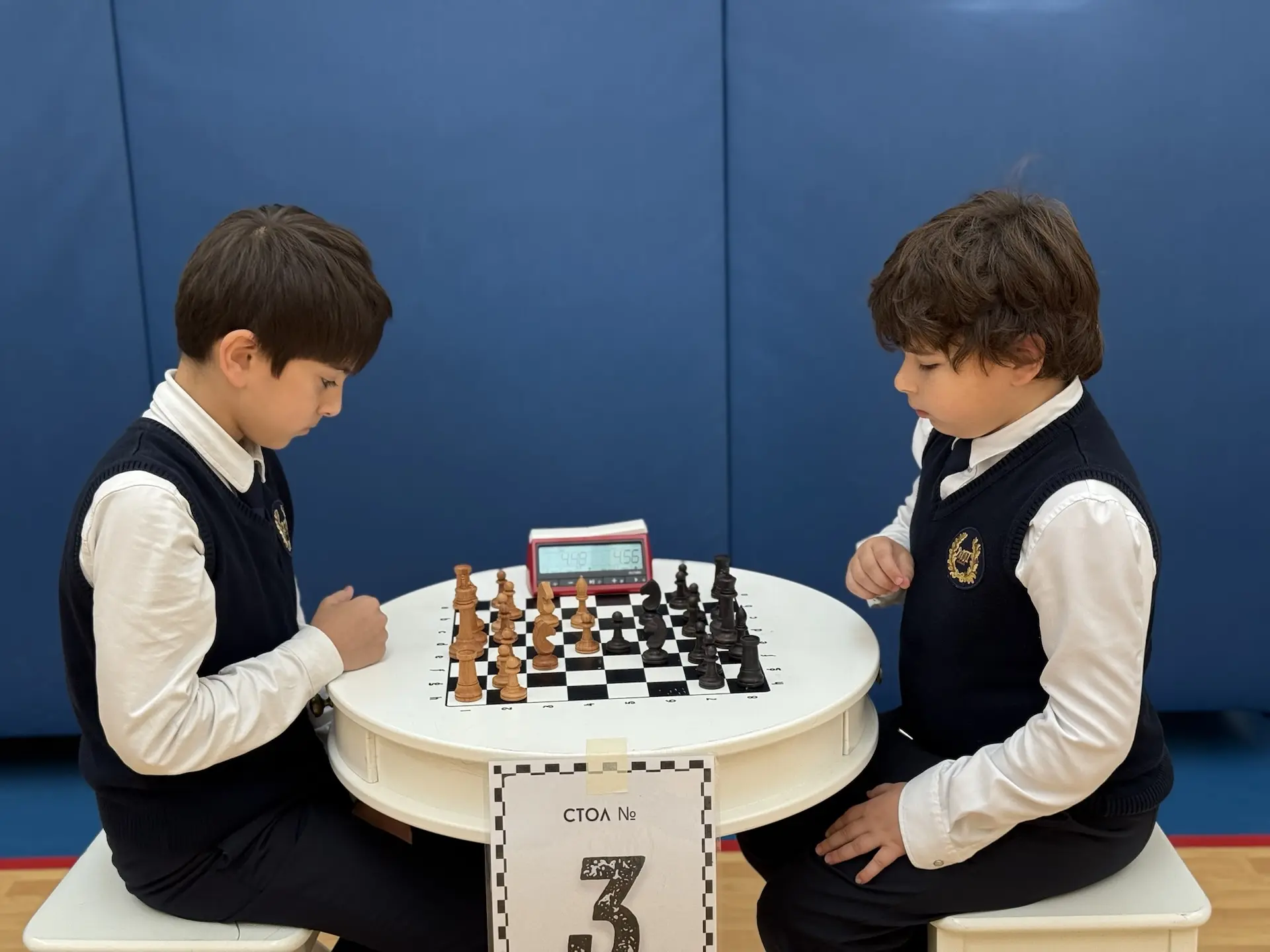 В начальной школе прямо сейчас идет шахматный турнир ♟️  Маленькие стратеги сражаются за звание лучш