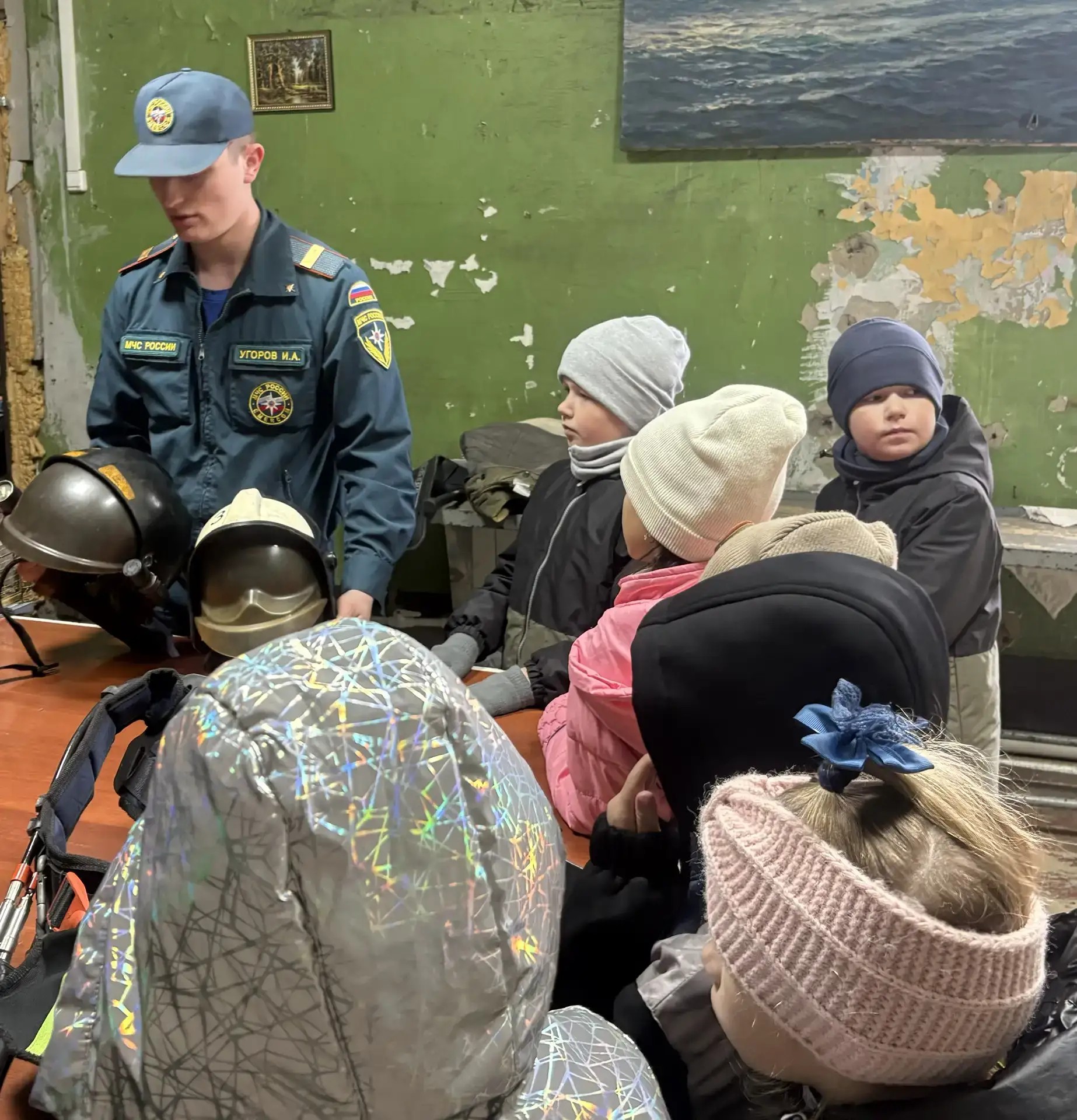 Экскурсия первоклассников в пожарную часть Холмска ⁣ В рамках знакомства с профессиями и правилами б