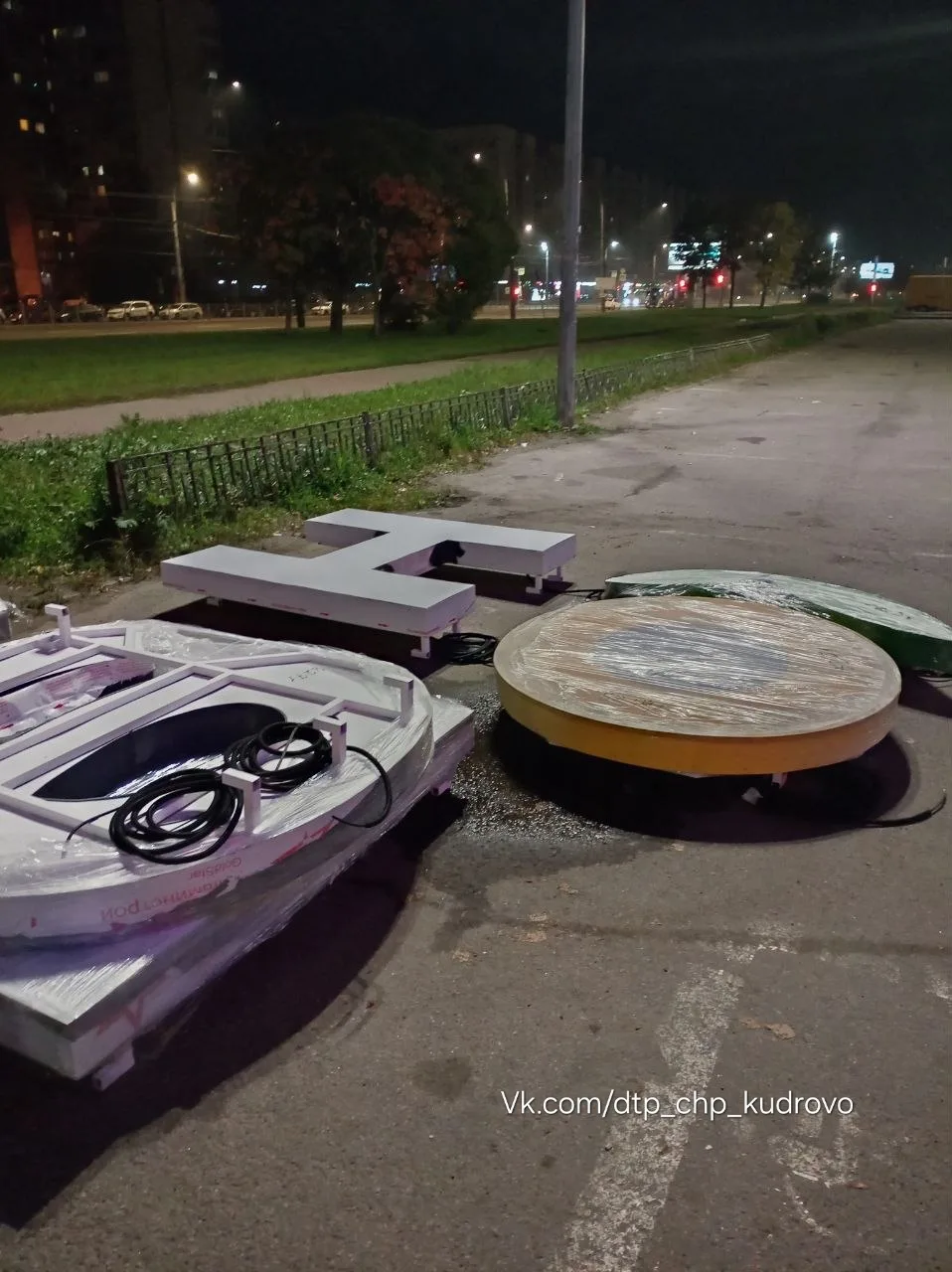 "Окей" у метро Дыбенко, видимо, все таки станет "Лентой", подвозят новую вывеску и спец...