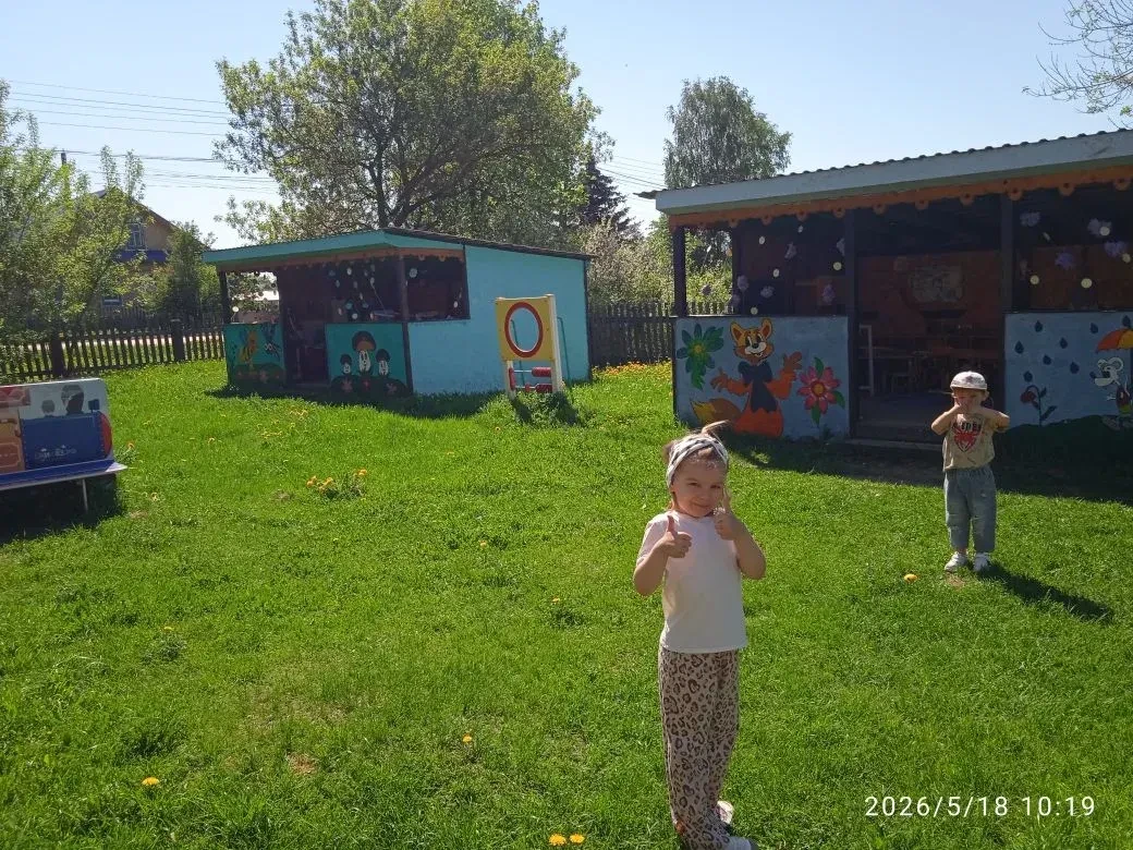 На детской площадке так интересно,
Наверное, это уже всем известно!
Там я в песочнице лопаткой копаю
