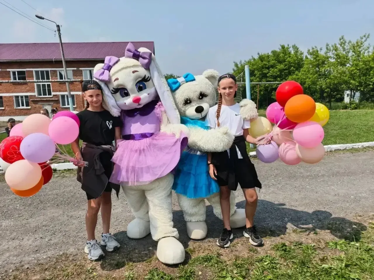 🎉 Сегодня в лагере бьёт фонтаном радость 🌈
У Арины и Даши Губаревых — день рождения, и он получилс