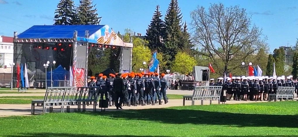 Наши гимназисты,  участники движения "Школа безопасности " прошли торжественные маршем в честь Дня В