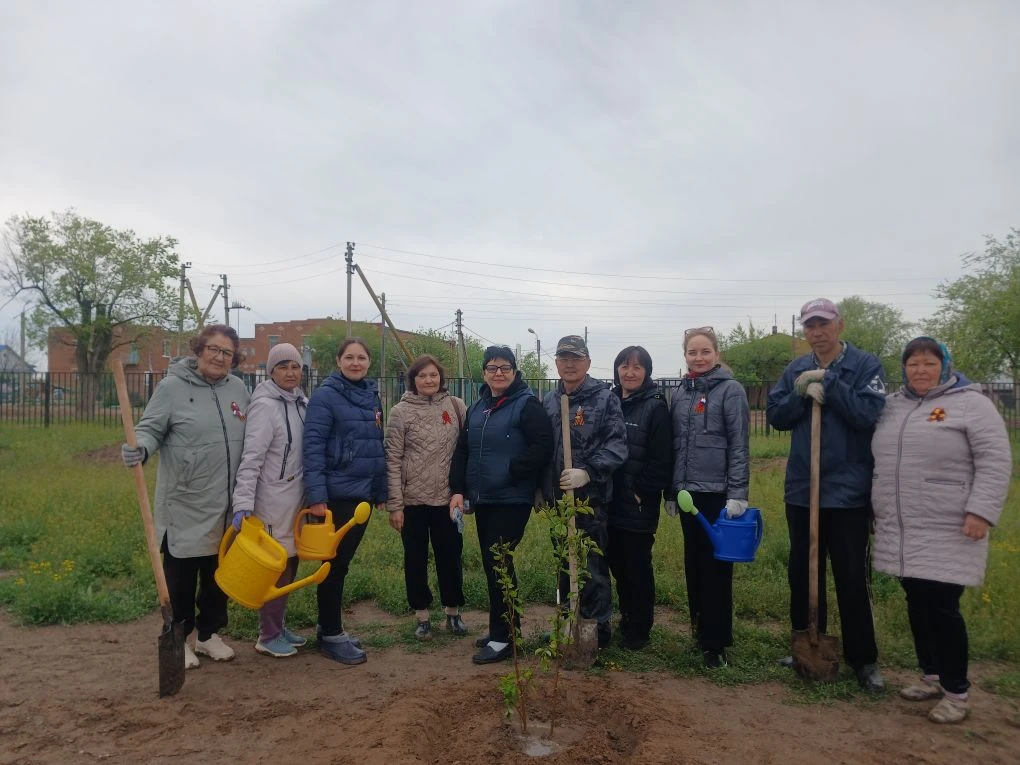 В Парке Победы села Марфино прошел субботник по посадке деревьев