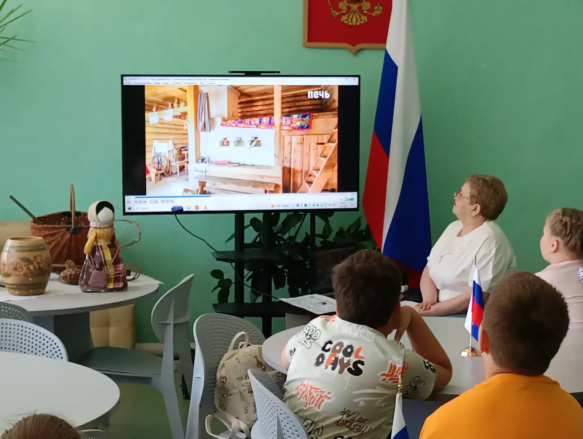 В Кировском историко-художественном музее прошло музейное занятие на тему: «Тепло русской избы: ожив