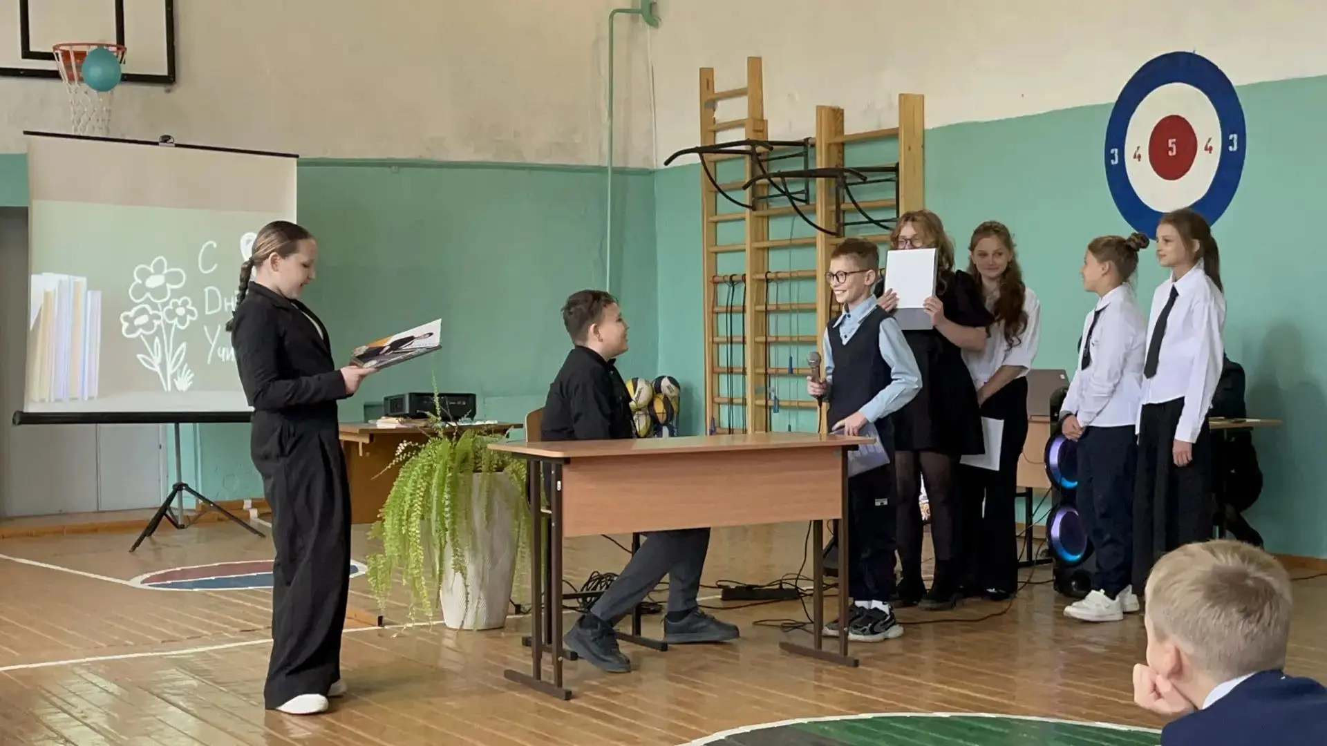 Завершился праздник торжественной линейкой. Ученики подготовили для педагогов замечател...