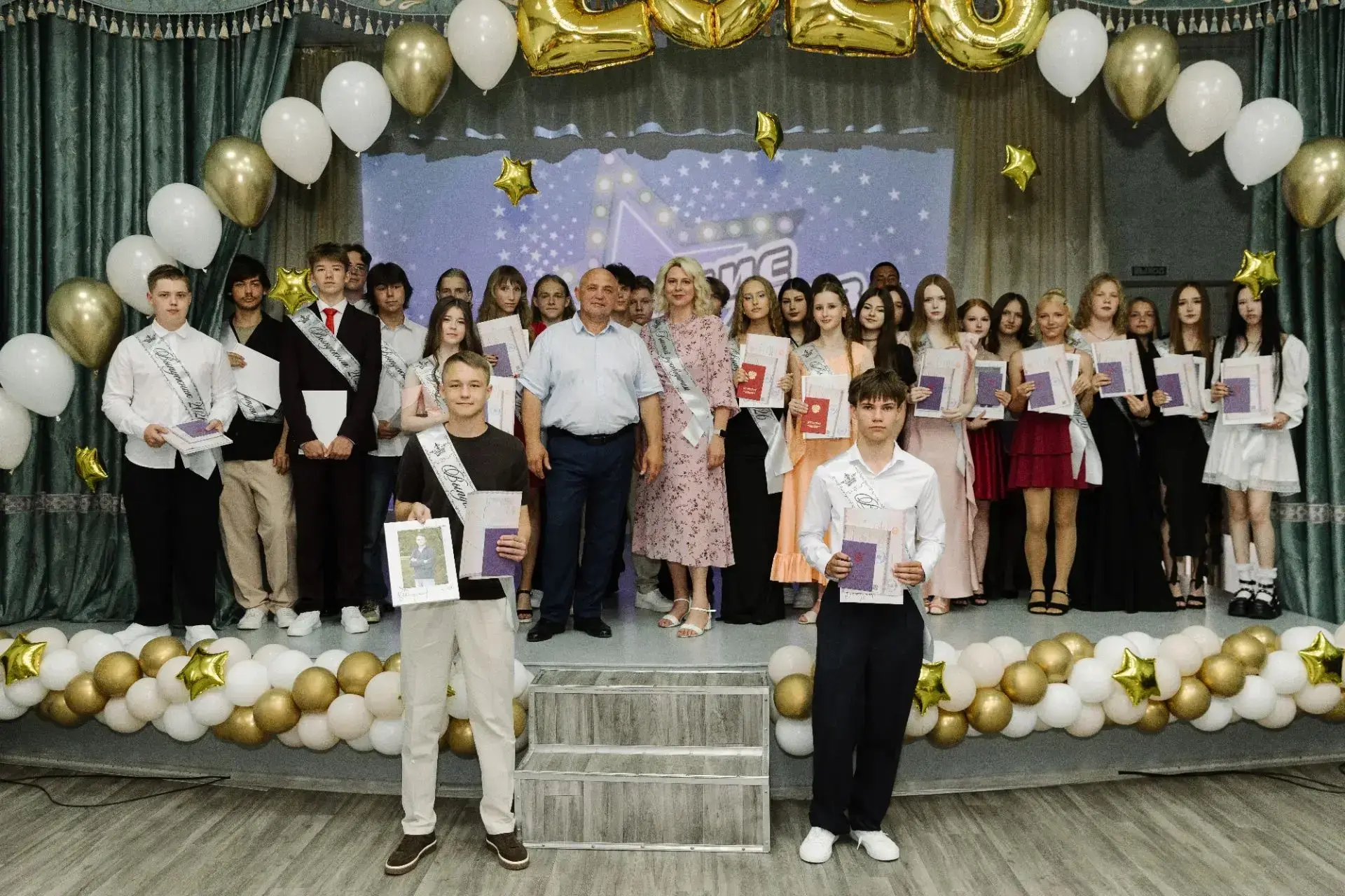 🎉 Поздравляем выпускников 9‑х
 классов с окончанием 
важного этапа! 🎉

Девять лет — целая школьная