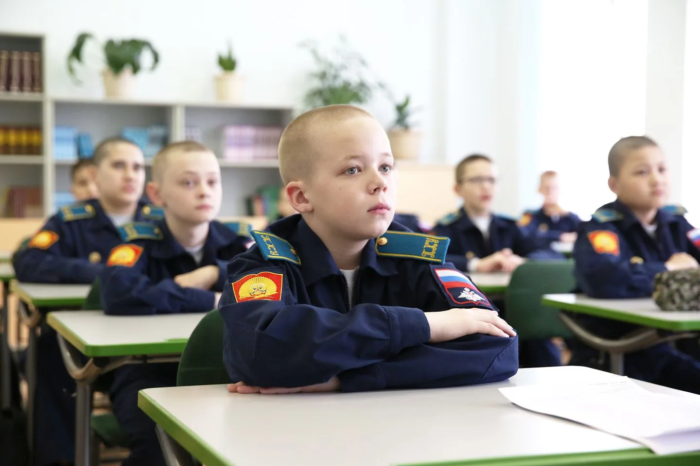 Первый день Недели космоса проходит активно - в фойе силами 3 учебного курса организована празднична
