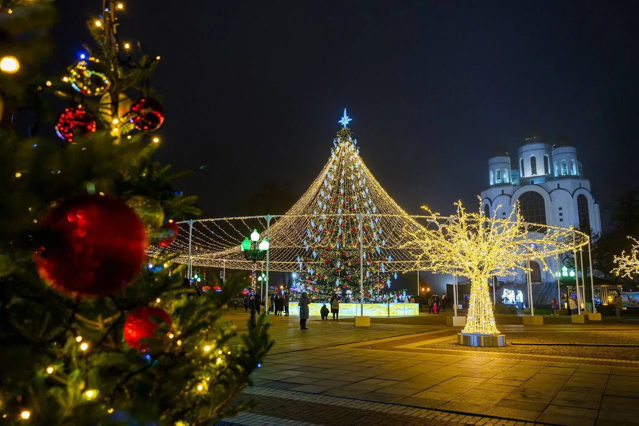 🎄 Готовь сани летом в сентябре: Калининград уже начал готовиться к Новому году.