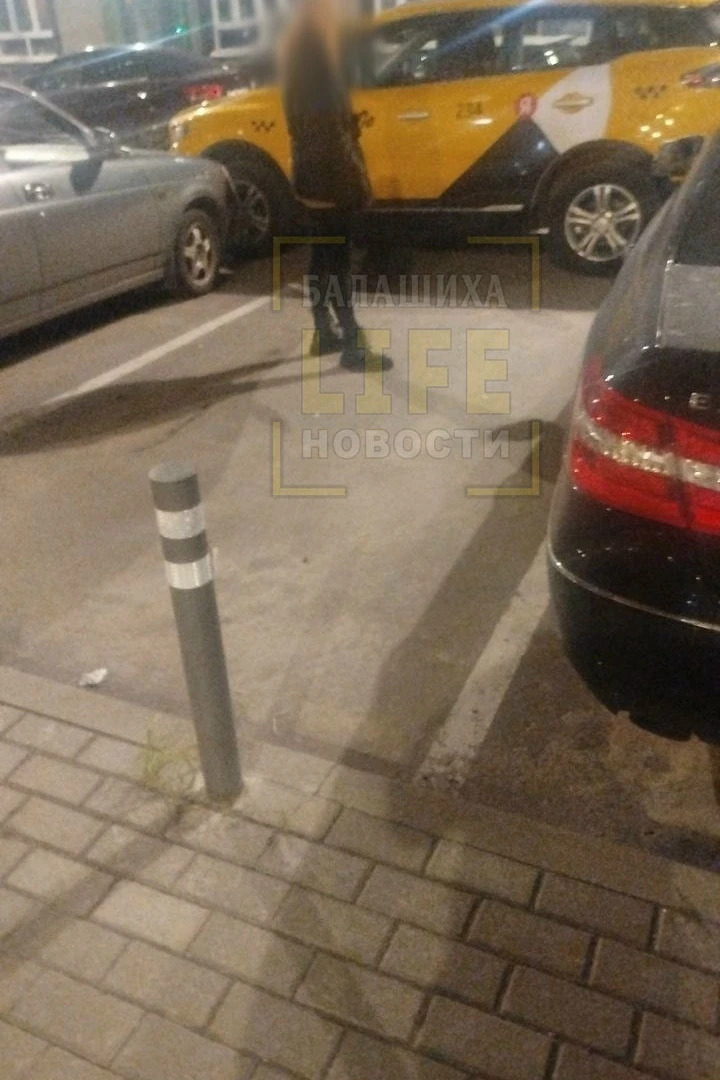 ЖК «Пехра». Яганова, 8. Девушка стояла на свободном парковочном месте и не давала припа...
