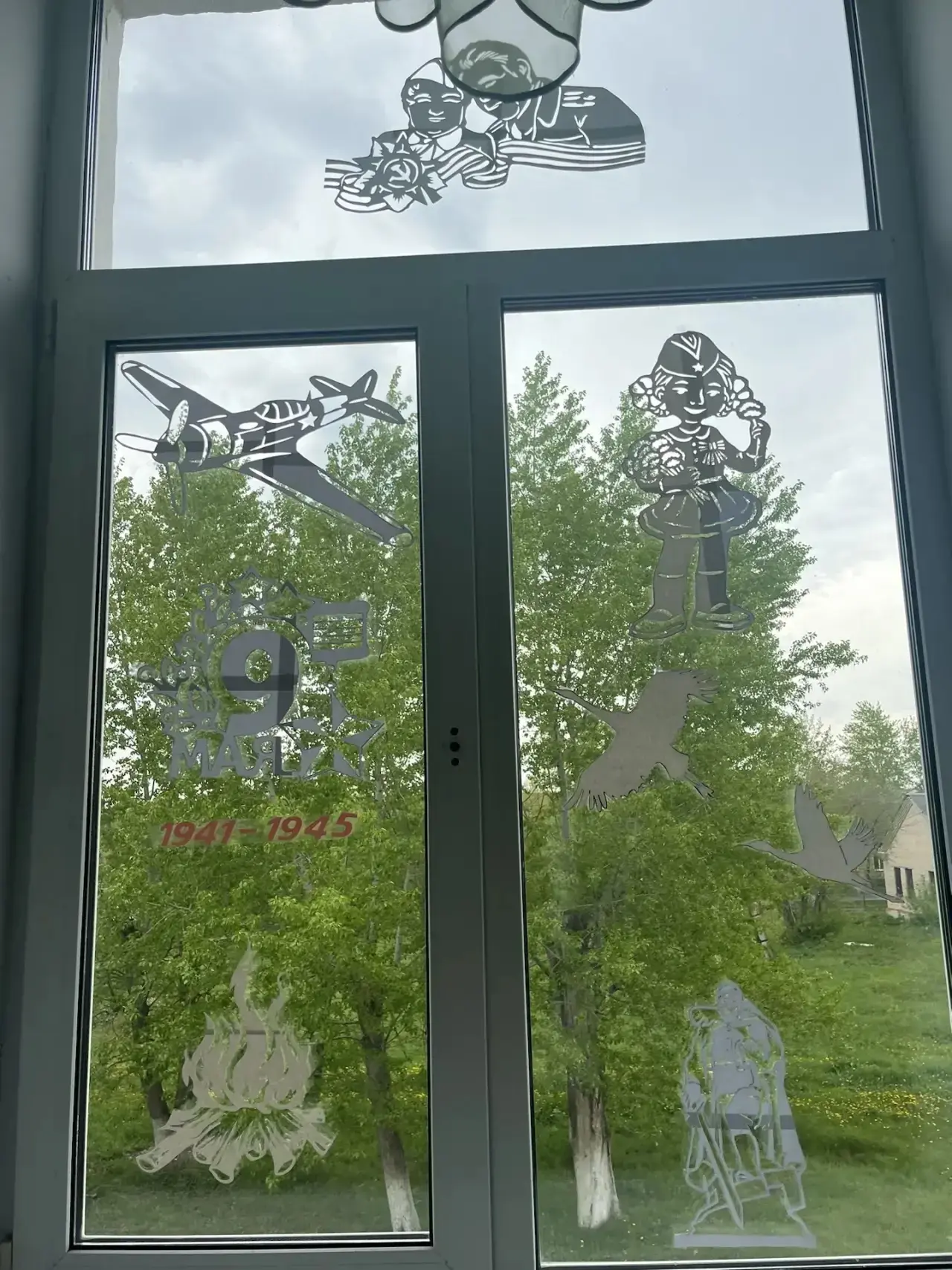ОКНА ПОБЕДЫ…🕊️  Учителя и ученики с душой подошли к делу: вырезали трафареты, рисовали, клеили — и в