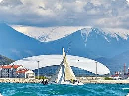 Почему Сочи называют городом, где есть море и горы?

Сочи уникален тем, что сочетает в себе сразу дв