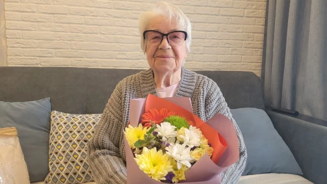 Жительница Кудрово Галина Гурина отметила 90-летие  Юбилярше вручили подарок и цветы от местной адми
