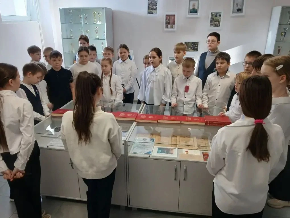 🇷🇺 В школьном музее продолжаются экскурсии, посвящённые Дню защитника Отечества! Экскурсоводы Ксения
