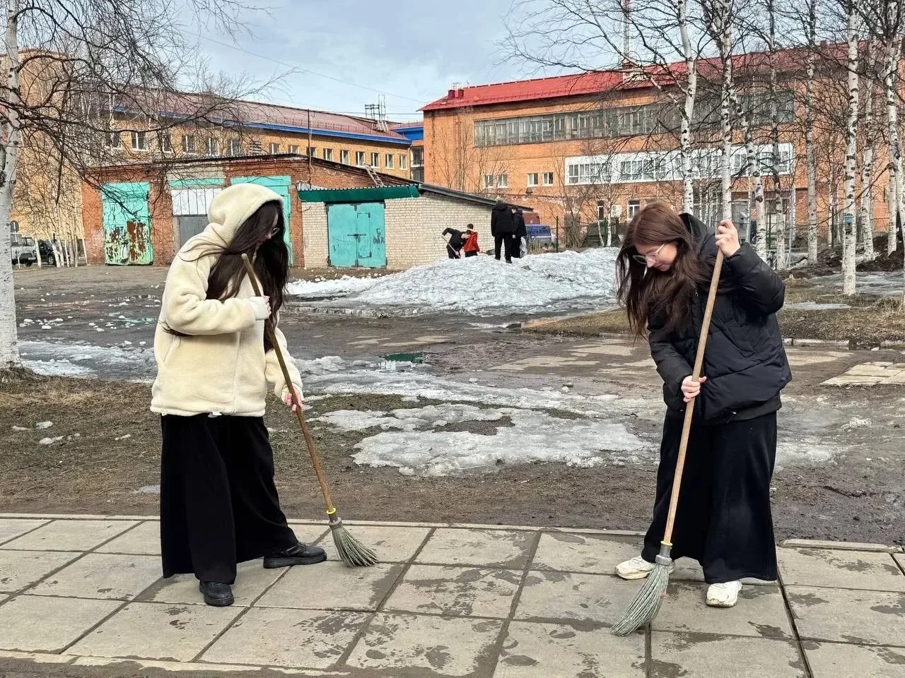 🚮 Наши гимназисты в рамках Всероссийской недели субботников «Мы за чистоту» взяли метл...