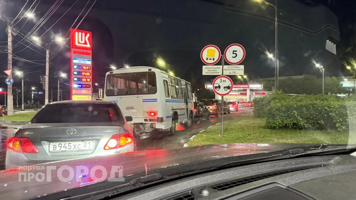 В Чувашии начались проблемы с топливом. Водители жалуются на перебои на АЗС и рост цен ...