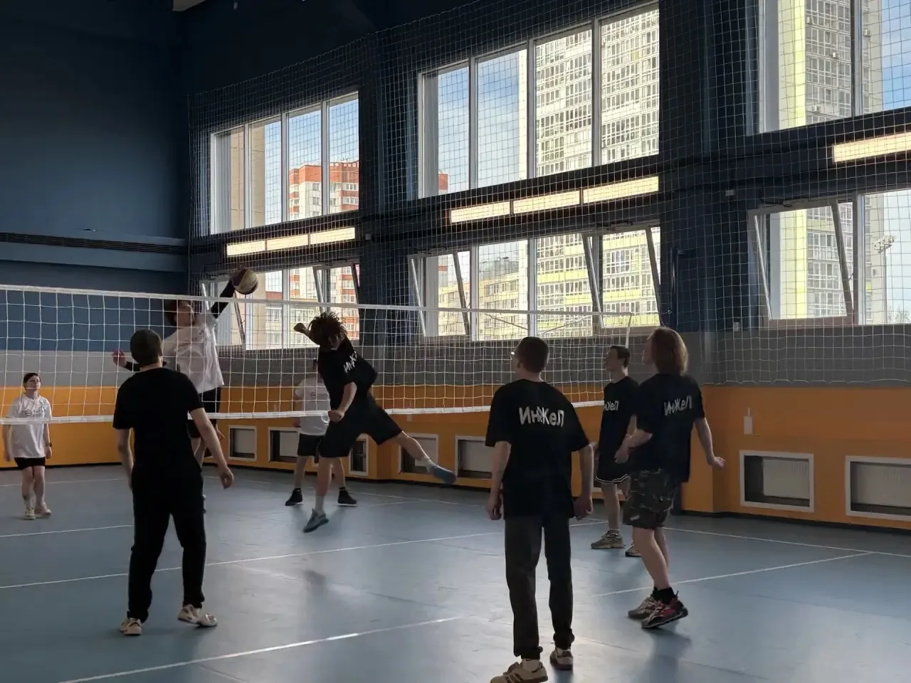 🏐 Все на волейбол!   Сегодня в нашем Лицее царил настоящий спортивный азарт! Состоялся товарищеский 