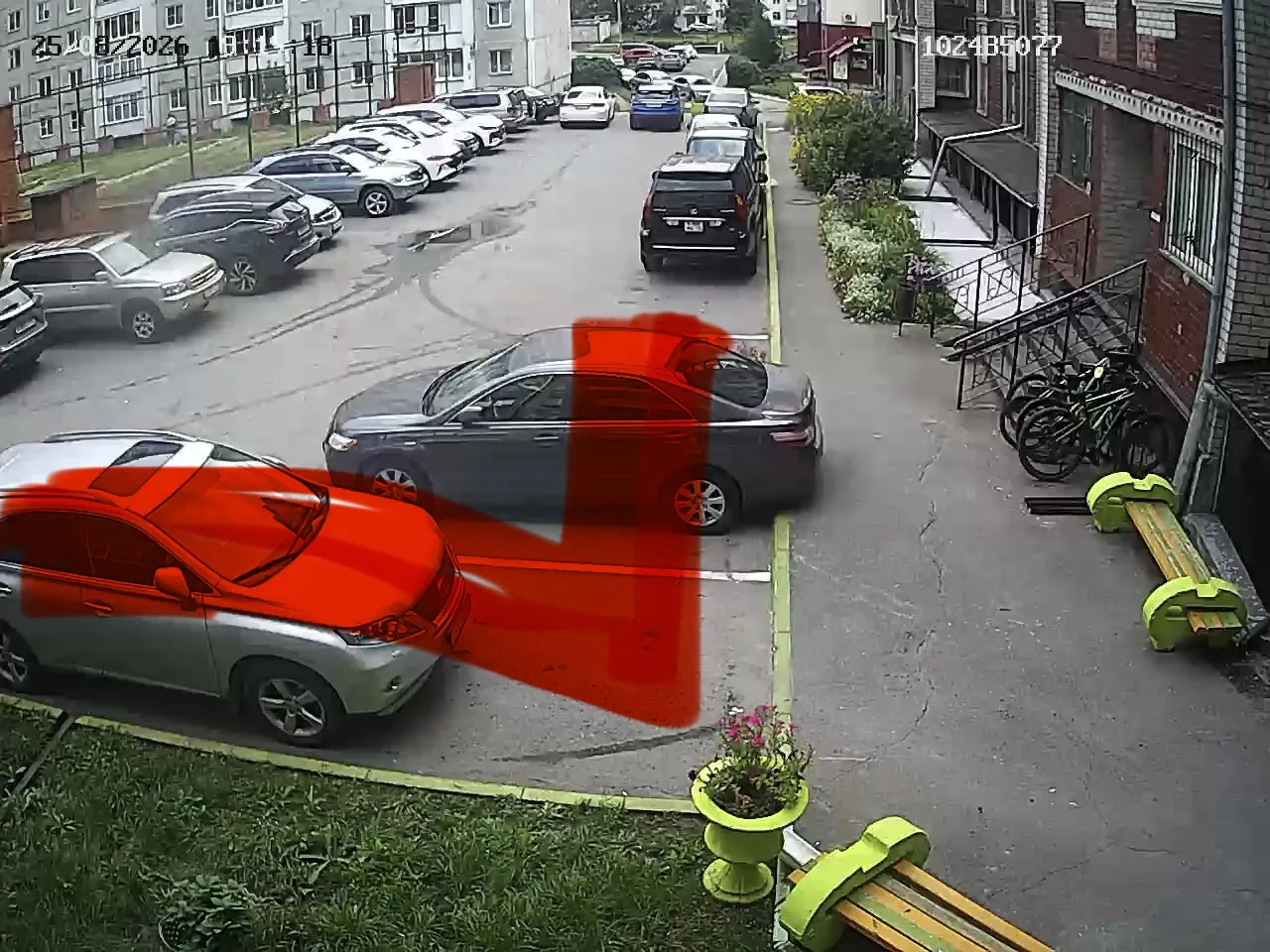 У первого подъезда 3 парковочных места.