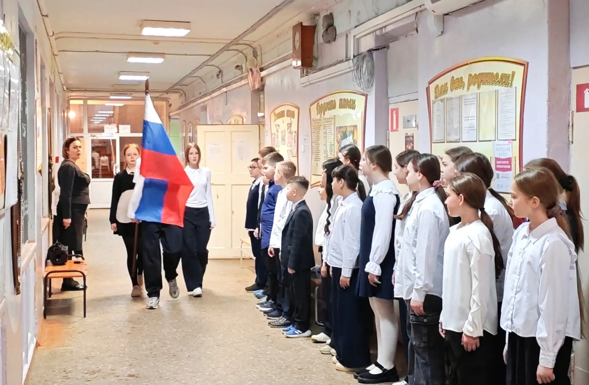 🇷🇺РАЗГОВОРЫ О ВАЖНОМ🇷🇺  Утро понедельника 8 декабря 2025 года в школе традиционно началось с торжест