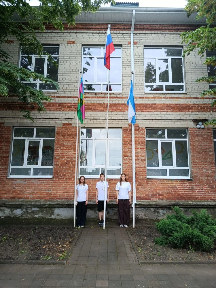Сегодня, 11 июня 2026 года, в преддверии празднования Дня России, в школе состоялось торжественное м