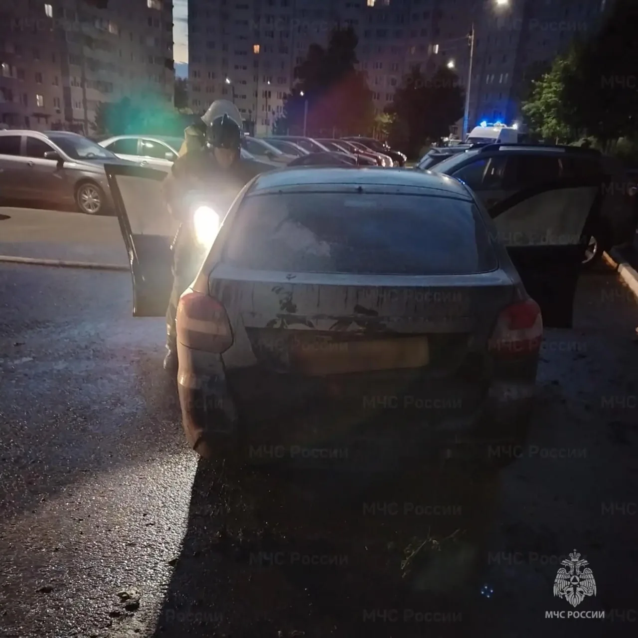 Этой ночью во дворе домов по адресам Университетская, 28 и Бульвар Юности, 6 загорелась "Лада Гранта
