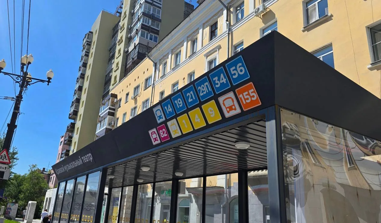 Новую остановку у музыкального театра в Хабаровске разрисовали почти сразу после устано...