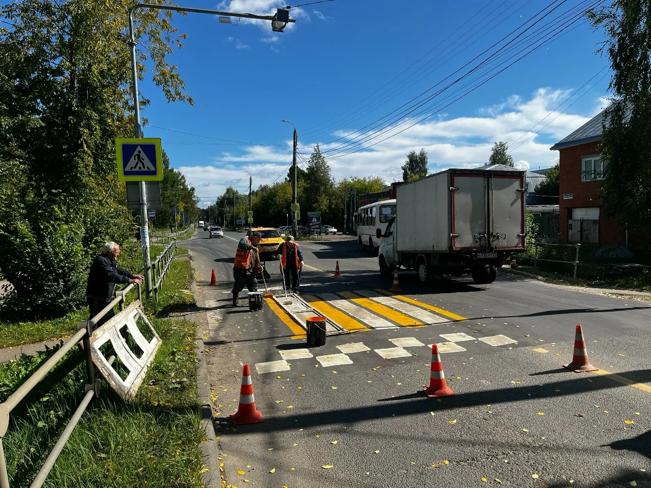 В Кинешме в преддверии 1 сентября обновляют разметку на пешеходных переходах