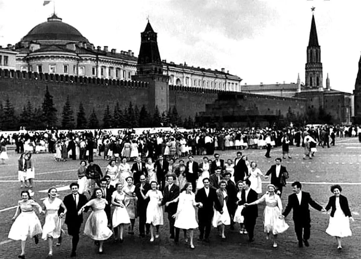 Фото выпускного вечера на Красной площади 21 июня 1941 года