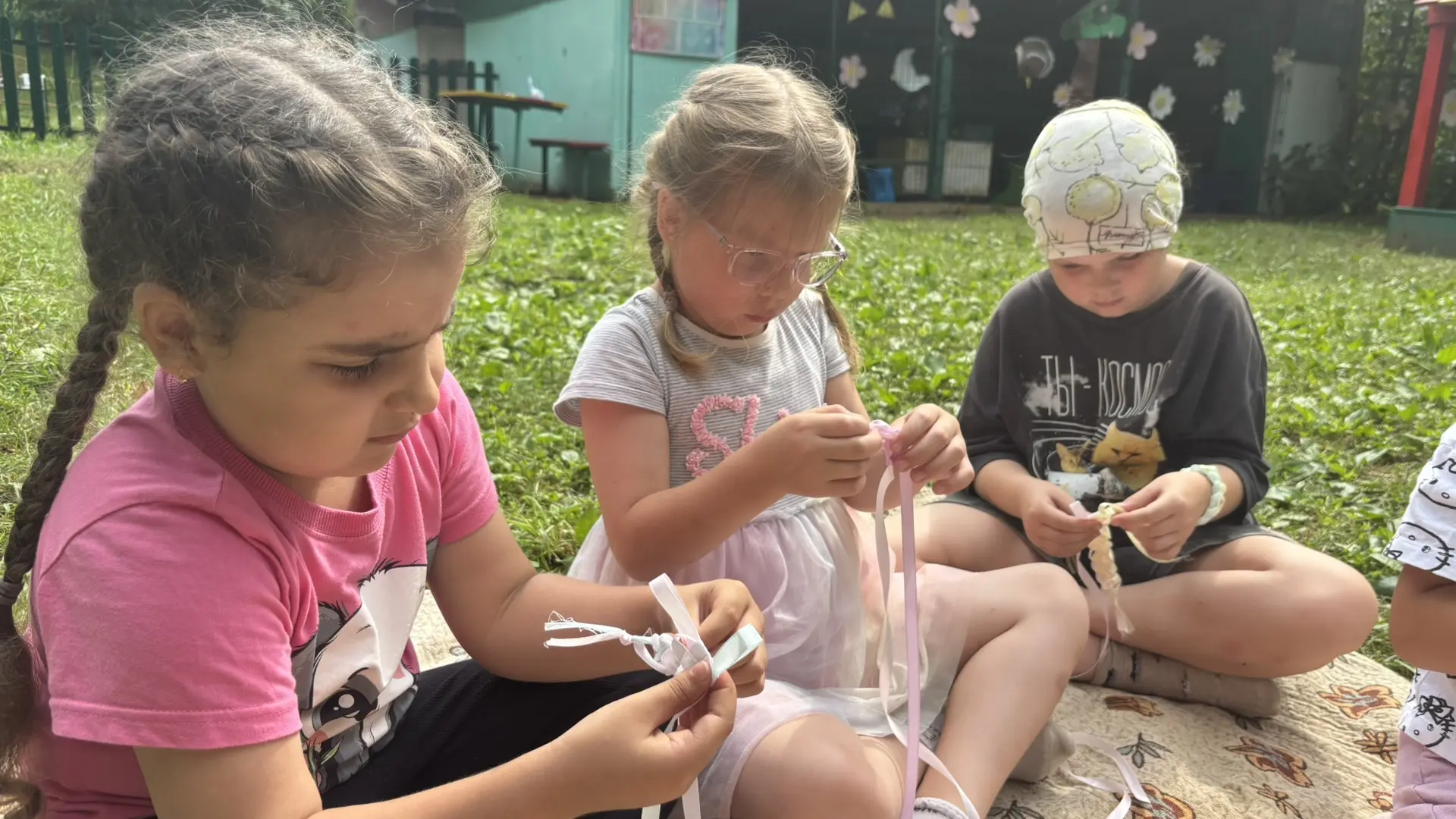 Ребята из группы «Одуванчик» стали сегодня настоящими дизайнерами 😍
На полочке нашлись яркие ленты,