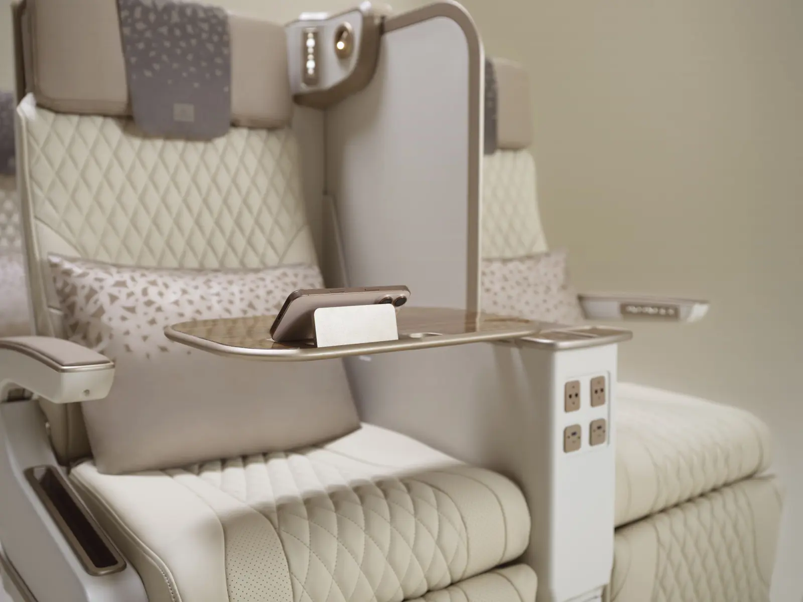 Emirates анонсировала первый в мире эконом-класс с персональными