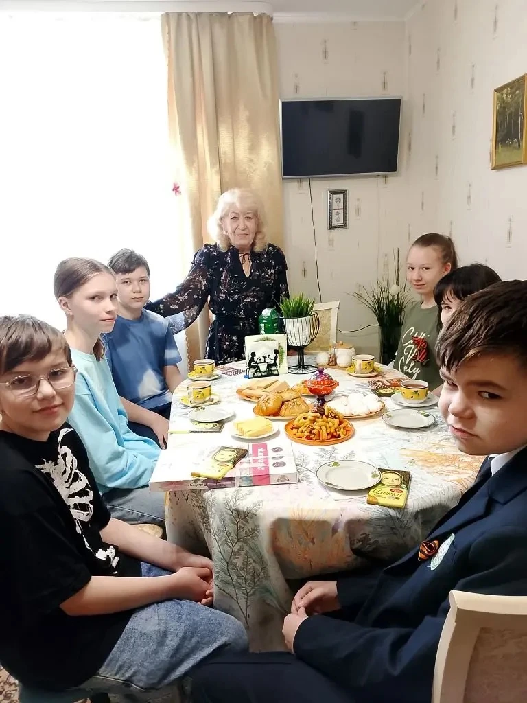 В преддверии Дня Победы учащиеся и учителя нашей школы поздравили ветеранов ВОВ-детей войны и тружен
