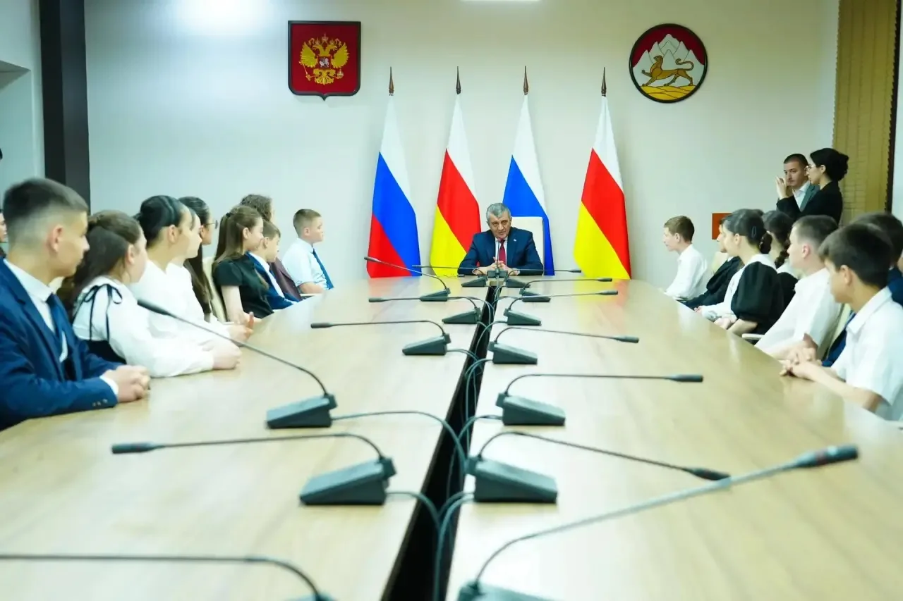 💫🇷🇺Вчера, в День России,в торжественной обстановке Глава РСО-Алания Сергей Иванович Меняйло вмест