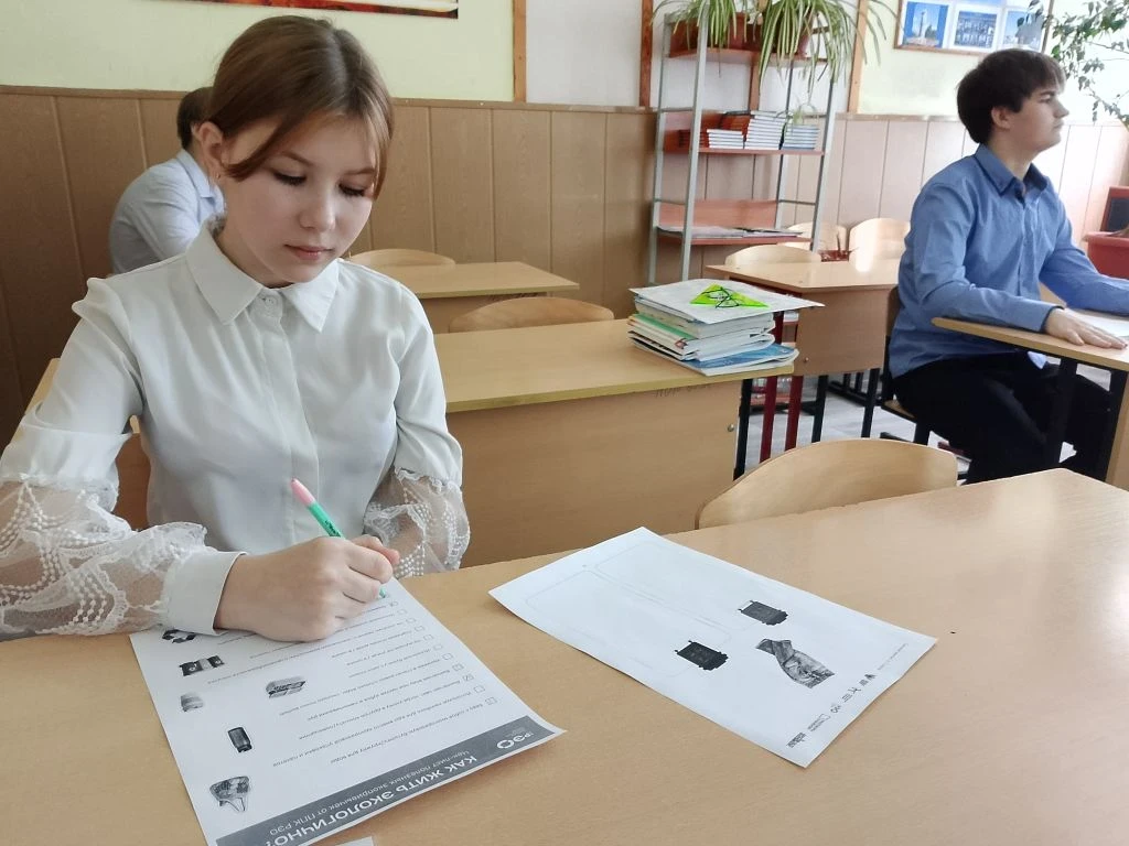 🇷🇺Новая учебная неделя традиционно началась с выноса Государственного флага и исполнения Гимна Рос