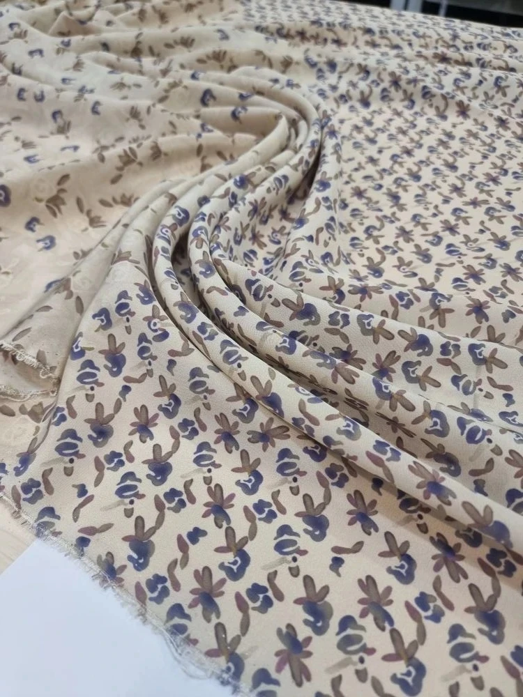 Шелковый крепдешин Loro Piana  с купонным принтом.
Потрясающе нежный и благородный!
Полотно легкое, 