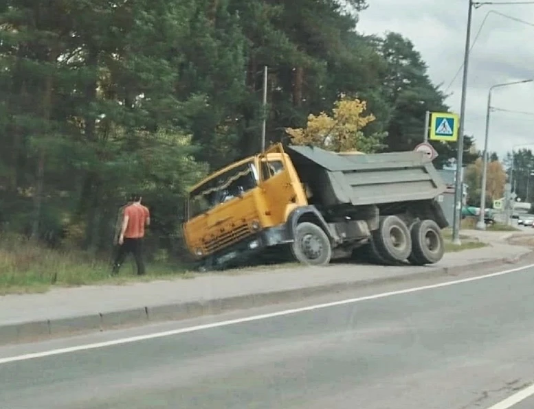 Приуныл. Леншоссе напротив Магнита