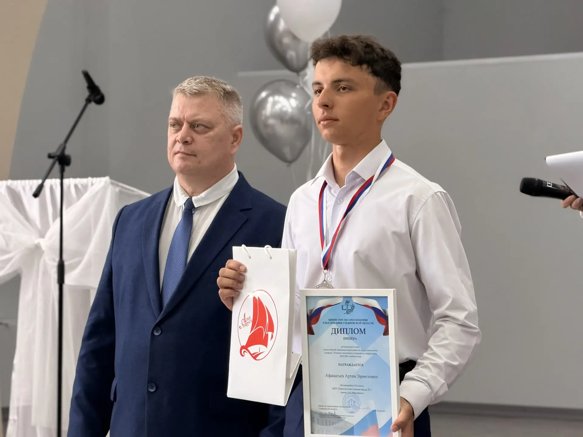 Прощай школа!   📌 Сегодня в нашей школе прошла линейка, посвященная празднику Последнего звонка. Это
