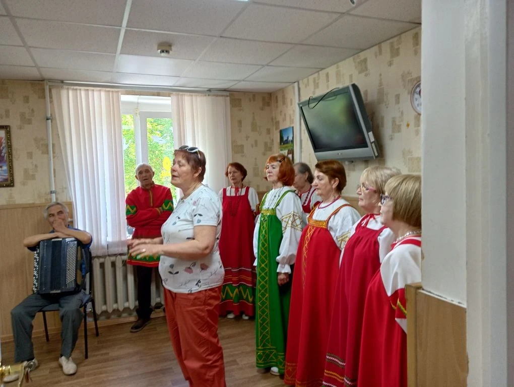 Хор русской песни «Алексинские родники» выступил с концертной программой в центре общения старшего п
