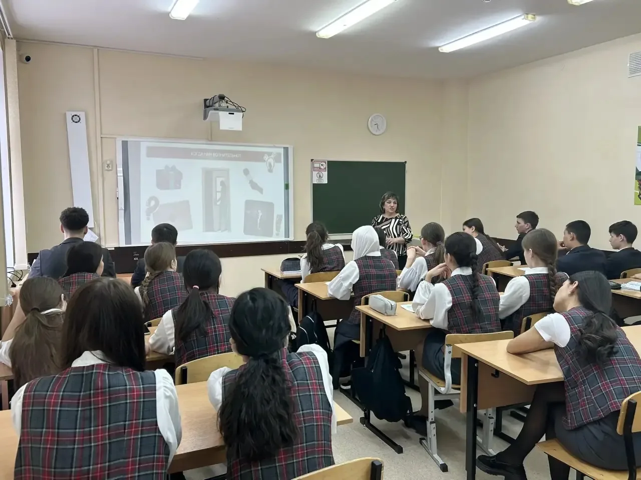 Сегодня в нашем 9б классе прошел особенный урок! К нам в гости заглянула Давлетова Лениза Маликовна,