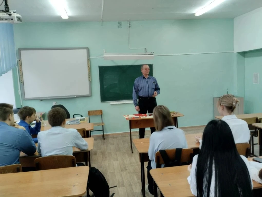 Урок мужества прошел в 8в классе, на котором присутствовал сын участника Великой Отечественной войны