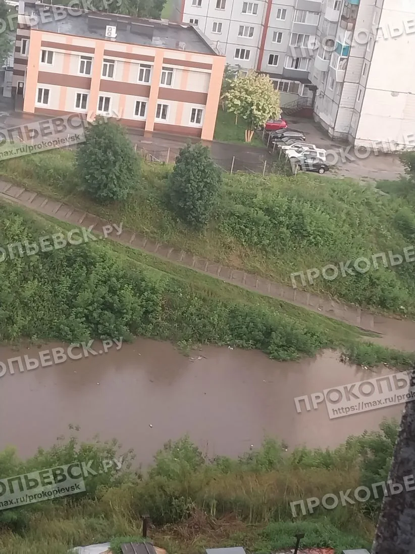 Последствия затяжных дождей - лог между 6 и 8 микрорайонами превратился в канал, а перекрестки - в о