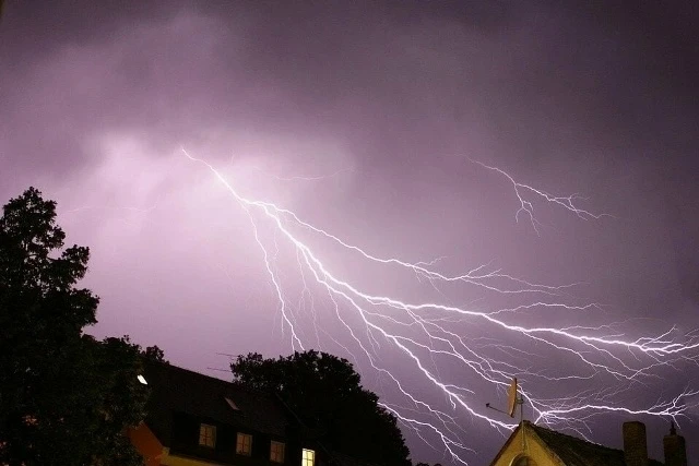 ⚡️⛈В ближайшие 1-2 часа местами в Самарской области ожидается гроза, ливень, град, усиление ветра до