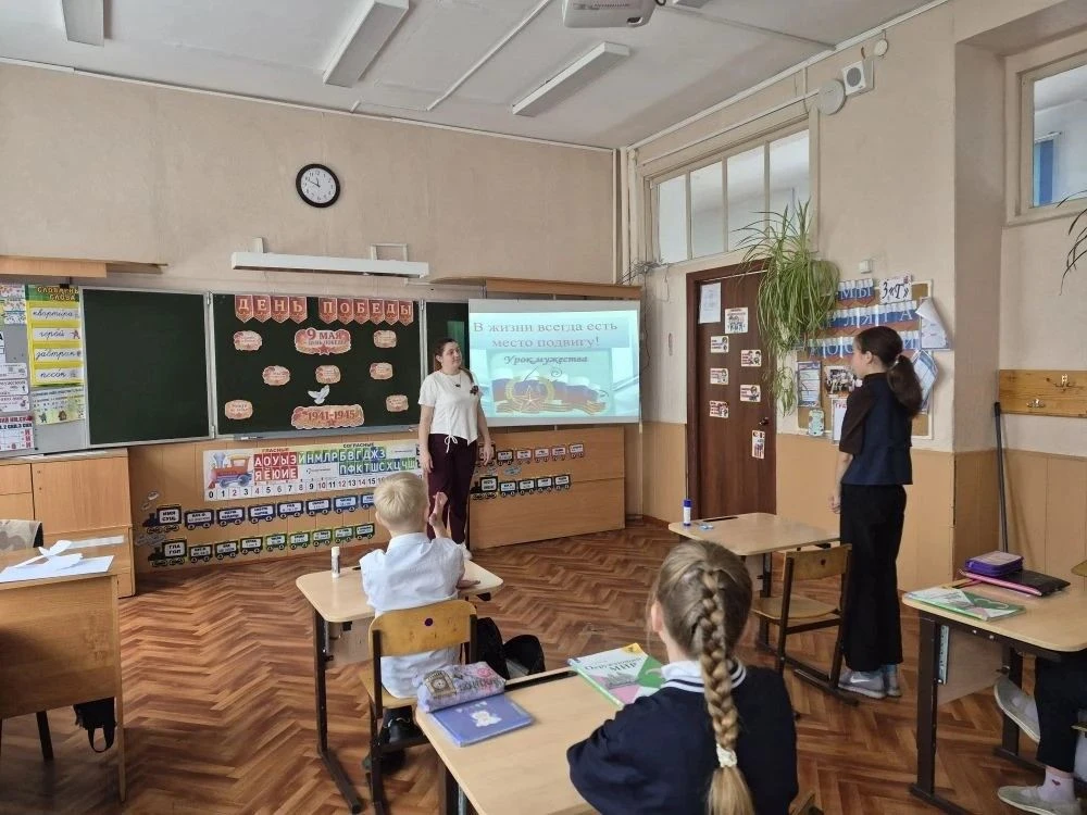 📚✨ Сегодня в нашем 3 классе прошёл настоящий урок мужества! ✨📚  Ребята с интересом слушали рассказы 