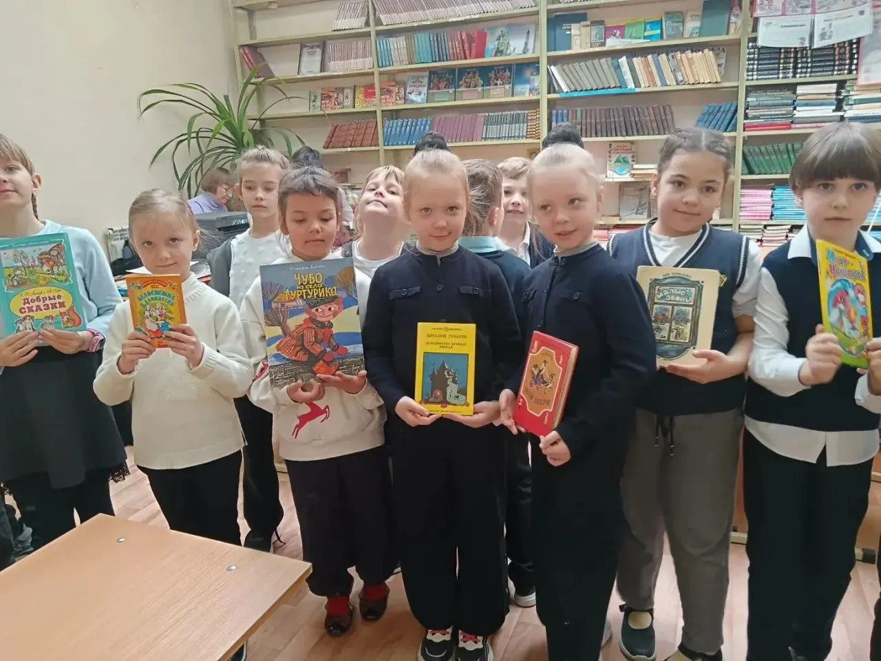 📖 В гостях у музы: 1В в школьной библиотеке Наши первоклассники отправились в удивительное путешеств