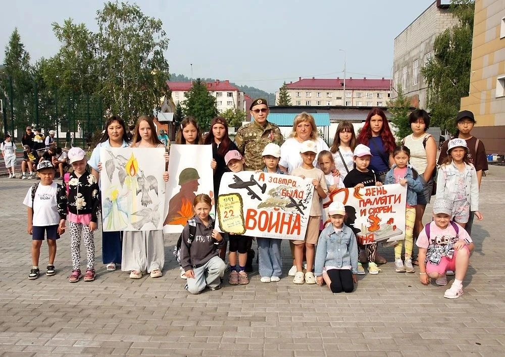 В пришкольном лагере почтили память героев: уроки мужества, «Свеча памяти» и встреча с участником СВ
