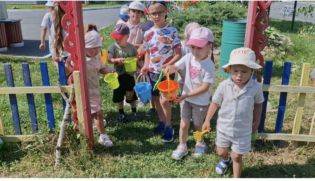 Взяли грабли и лопатки,
В огород пошли ребятки.
🌞☘️🍅🥒🫑🌶🥕🥬
Воспитанники 15-й и 8-й групп дружн