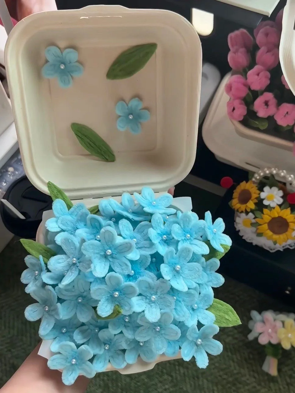 Еще одна крутая идея подарка для любого повода 💐  Нежные цветы, аккуратно упакованные в коробочку, б