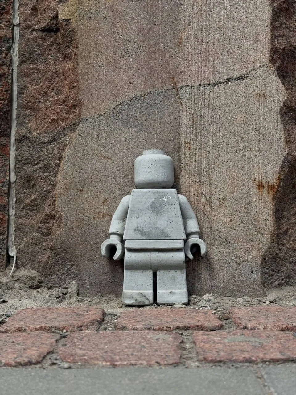 🧱 В Нижнем Новгороде у входа в подземный переход на площади Минина появился новый арт-...